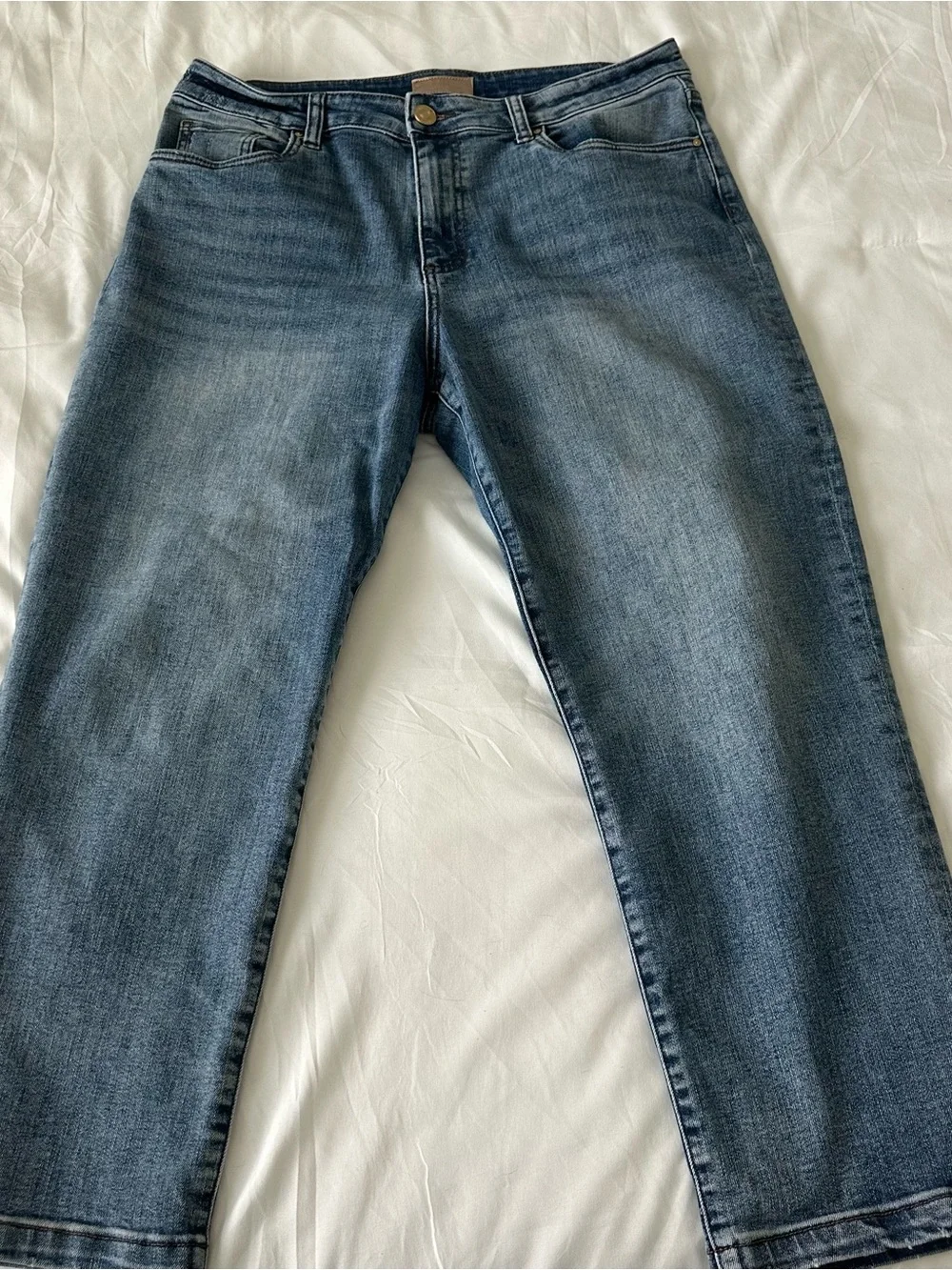Kut from the Kloth Light Blue Denim Jeans with Tan Label